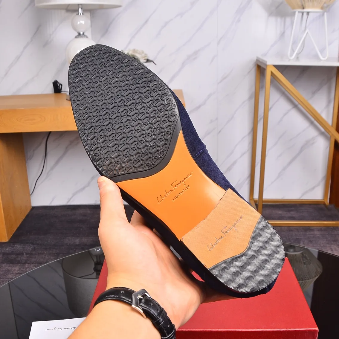 Factory: 260 Original order quality Brand: Ferragamo Size: Men's size 38/44 (45 can be customized) Grade: Same style as the official website High-end quality men's shoes Material: Original top layer frosted cowhide, water-dyed cowhide lining original outsole Style categories: Men's fashionable formal business casual leather shoes Slip-on men's high-top series Young fashion European and American trends British style Casual matching Comfortable feet